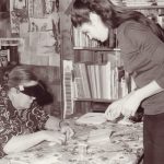 Barbara et une de ses étudiantes, vers les années 70.