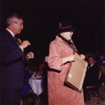 Barbara reçoit l’Alberta Achievement Award, 1984