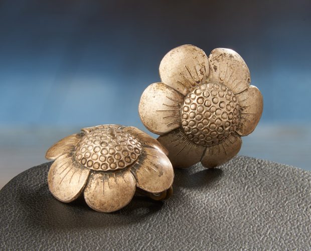 Boucles d’oreilles en argent en forme de petites fleurs à six pétales.