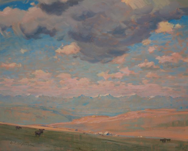 Peinture à l’huile d’un paysage des Prairies avec des montagnes et un ciel spectaculaire, couvert de nuages mais bleu au loin; petits animaux et bâtiments au milieu du terrain.