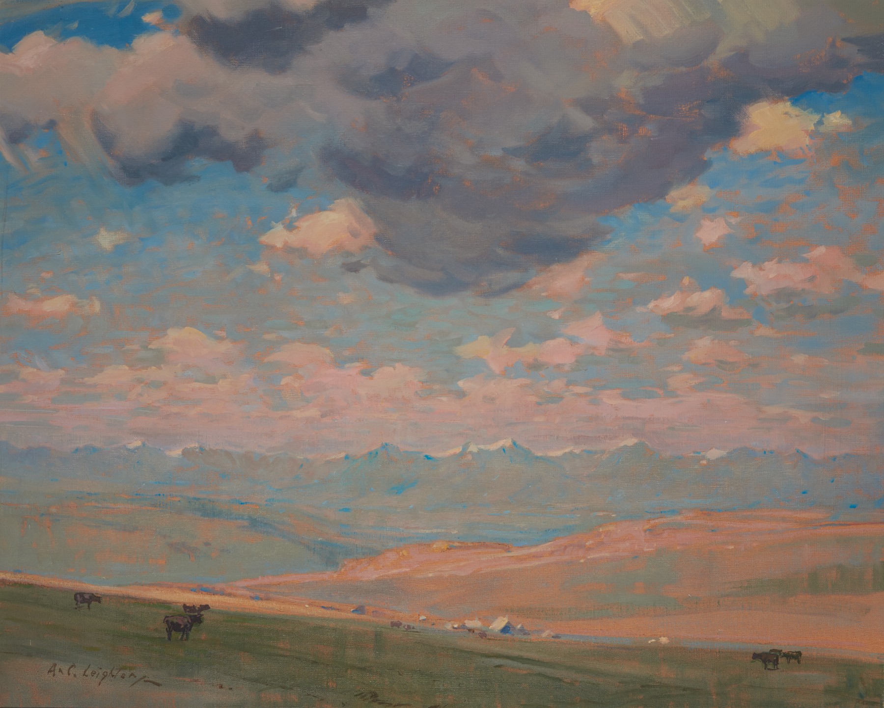 Peinture à l’huile d’un paysage des Prairies avec des montagnes et un ciel spectaculaire, couvert de nuages mais bleu au loin; petits animaux et bâtiments au milieu du terrain.