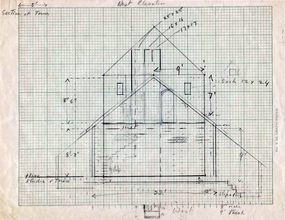 Croquis architectural sur papier quadrillé d’un haut bâtiment à toit en pointe avec notes et mesures.