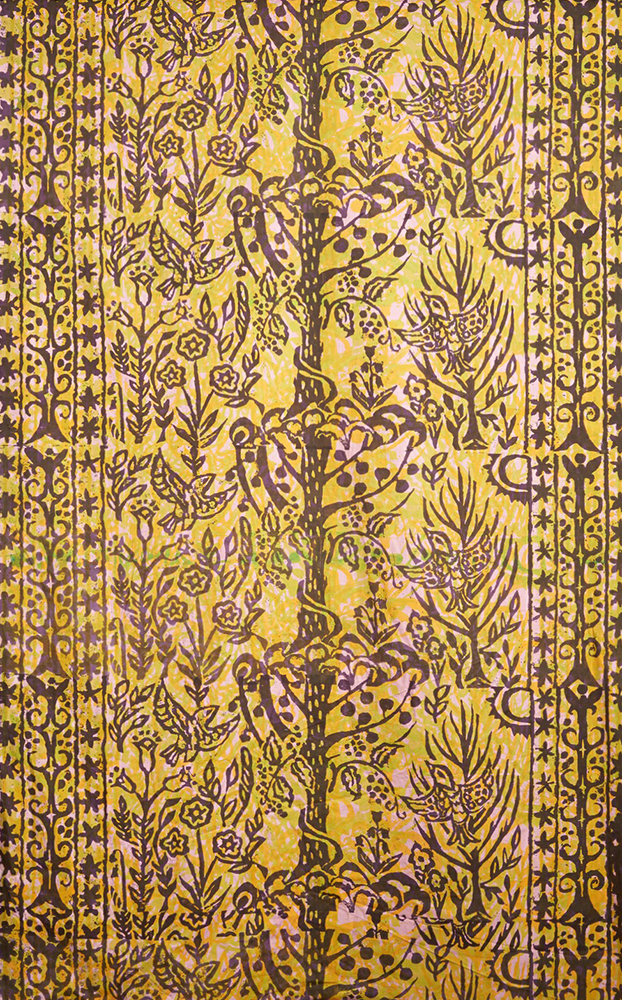 Textile étampé avec un motif brun d’oiseaux, de feuilles et de fleurs sur un fond rose pâle et chartreuse.