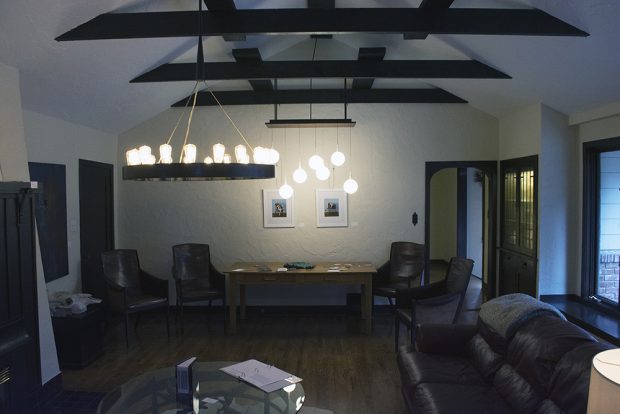Photo couleur d’une salle de séjour meublée avec un haut plafond en pointe.