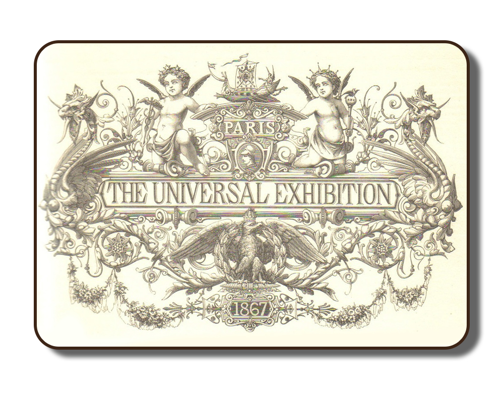 Image du logo officiel de l'Exposition universelle de Paris de 1867. Entourant ces mots, qui figurent au centre, on retrouve une variété d’images au croquis, très détaillées, qui se reflètent d’un côté à l’autre. Au centre de l’image, on voit un aigle portant une couronne et, partant de cet aigle, il y a des guirlandes de feuilles et de fleurs. Dans le haut, on voit deux dragons ailés. À côté des dragons, vers le centre de l’image, on voit deux chérubins ailés portant chacun un sceptre. Un navire arborant le blason royal sur ses voiles est représenté dans le haut, au centre. Des guirlandes de feuilles et de fleurs sont dessinées autour de chaque élément qui compose cette image.