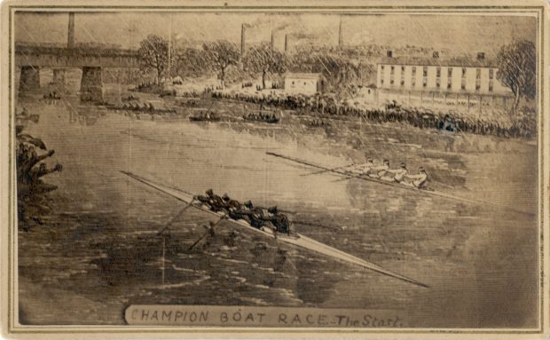 Croquis d’artiste de l’équipe d’aviron de Saint John, au Nouveau-Brunswick, lors d’une de ses courses à la régate internationale d’aviron de Paris, en France. Au premier plan, leurs compétiteurs sont habillés en noir et blanc, et l’équipage de Saint John est en blanc. Puisque la course a eu lieu à Paris, il y a un certain nombre de bâtiments le long de la côte, vraisemblablement utilisés pour l’industrie nautique, et il y a un pont traversant la rivière. Au bas du croquis, il y a une banderole sur laquelle on peut lire : « Champion Boat Race. The Start. »