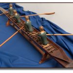 Sculpture en bois représentant une équipe de quatre rameurs dans leur aviron