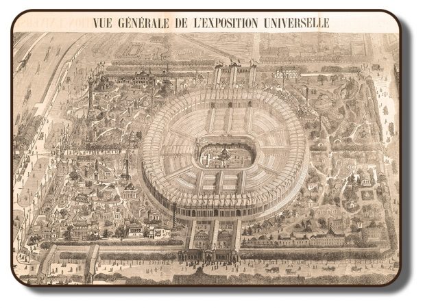 Image d’une vue aérienne de l’Exposition universelle de Paris, le terrain d’exposition au centre. Ce croquis montre le bâtiment circulaire, au centre, qui occupe un secteur rectangulaire de la ville. Il y a deux entrées principales, devant et derrière, et, à chaque entrée, il y a un portillon et une enceinte couverte. Au centre du bâtiment circulaire, on voit un atrium central non couvert. Dans le secteur de la ville occupé par le terrain d’exposition, on voit de nombreux autres bâtiments, mais ils sont trop petits pour être identifiés à partir du point de vue élevé proposé par l’artiste. Il y a une autre entrée, probablement utilisée pour l’accès direct à la rivière adjacente, où les compétitions ont eu lieu.