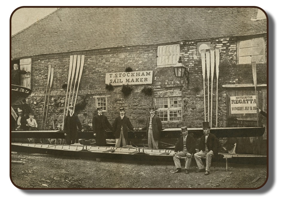 Image des membres de l’équipage de Paris avec leur gérant, J. A. Harding, posant devant un hangar à bateaux à leur arrivée à Southampton, en Angleterre. Cette photographie en noir en blanc datant de juillet 1867 montre un bâtiment fait de blocs de pierre. Leur aviron est devant le bâtiment, les rames appuyées contre la façade.