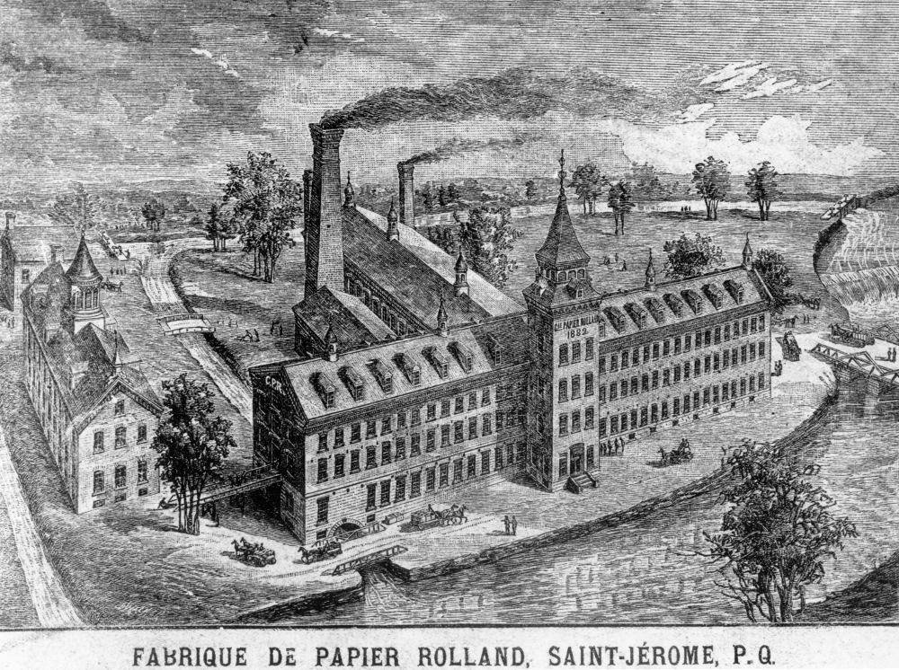 Gravure noir et blanc de l’usine de Saint-Jérôme, près de la rivière du Nord. On aperçoit la bâtisse principale, avec sa tour, ainsi que l’aile arrière et ses cheminées. 