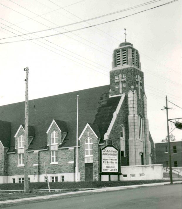Photographie noir et blanc d’une église. 