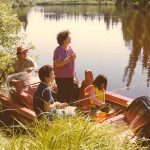 Dorothy pêchant avec sa famille