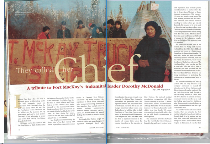 Un article de magazine avec une photo en couleur d'une femme devant une barricade, titré Ils l'appelaient Chef.