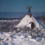 Tipi au bord du lac en hiver