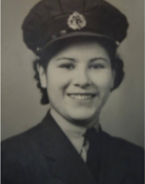 Portrait en buste de la jeune Bertha Clark-Jones portant sa tenue authentique de l'armée de l'air.