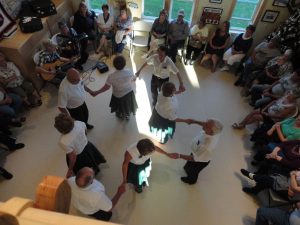 Un groupe d’hommes et de femmes du groupe de danse traditionnelle de Little Bay exécute une danse carrée