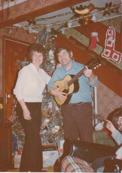 Un homme joue de la guitare pendant qu’une femme chante
