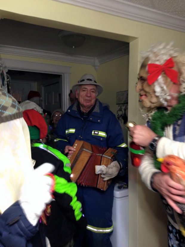 Un homme joue de l’accordéon pour les mummers