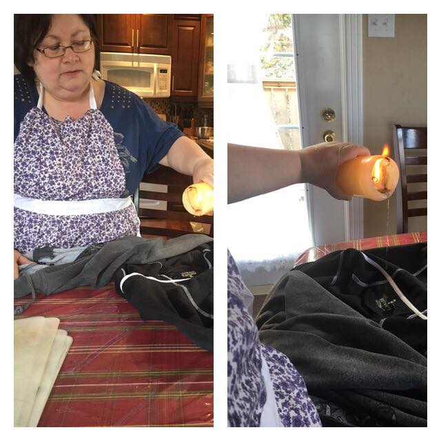 Maureen Whyte fait couler la cire d’une bougie bénie sur des vêtements le jour de la Chandeleur