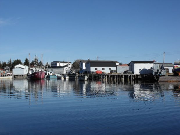 Bateaux et chafauds dans le port de South East Bight par une belle journée