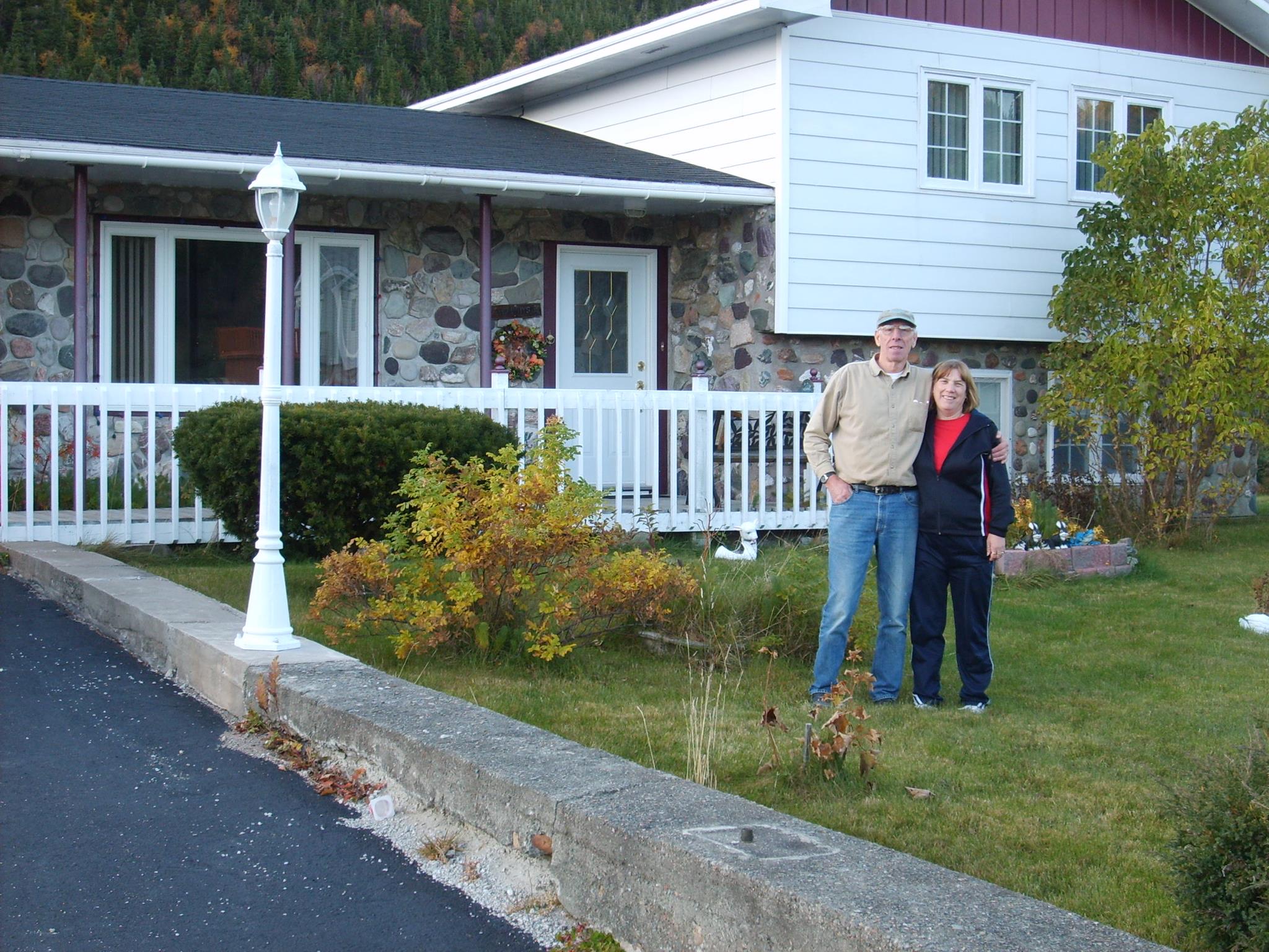 Frank et Ann Murphy devant leur maison de Rushoon