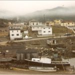 Palangrier en cale sèche devant trois maisons de Parker’s Cove au milieu des années 1970