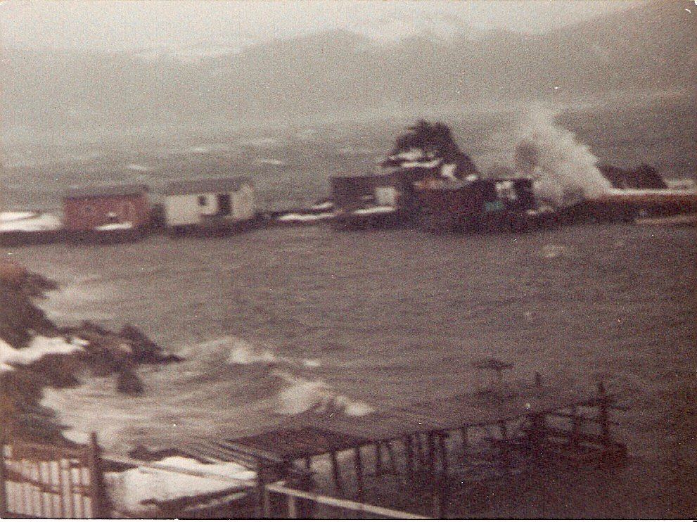 Les vagues se brisent sur le brise-lames un jour de tempête à Parker’s Cove