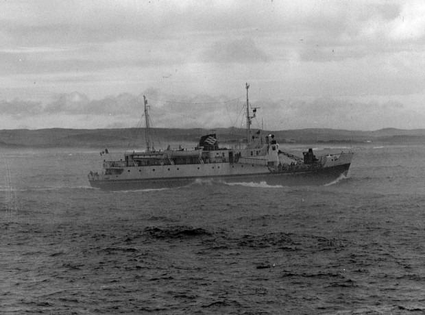 Par temps nuageux, le traversier MV Hopedale, du CN, voyage dans des eaux relativement calmes le long de la baie pour les communautés éloignées