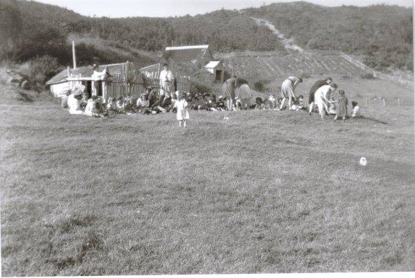 Des familles lors d’une fête en plein air dans un champ