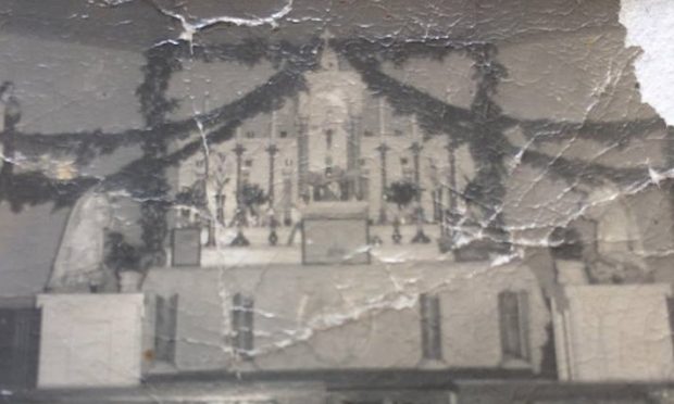 Intérieur de l’église d’Oderin, en 1952; l’autel est décoré pour Noël