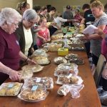 Une vente de pâtisseries à Monkstown