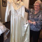 Alice Drake montre sa robe de mariée