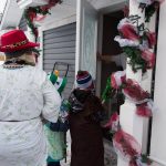 Mummers frappant et demandant : « Est-ce que les mummers peuvent entrer? »