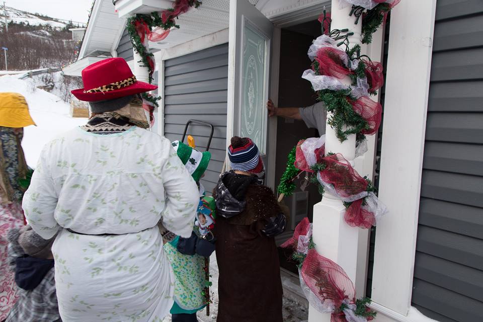 Des mummers frappent et demandent s’ils peuvent entrer