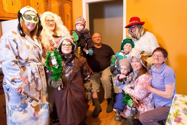 Un groupe d’adultes et d’enfants déguisés en mummers en visite dans une maison