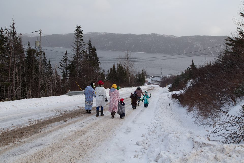 Mummers sur une route enneigée à Parker’s Cove