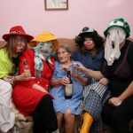 Des mummers prennent un verre à Parker’s Cove