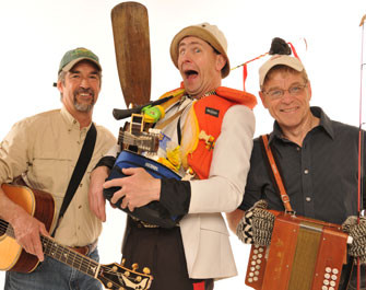 Membres du groupe « Buddy Wasisname and the Other Fellows » avec des instruments de musique et des accessoires pour un sketch musical