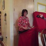 Grace Lockyer raconte une histoire de gâteaux dans une valise