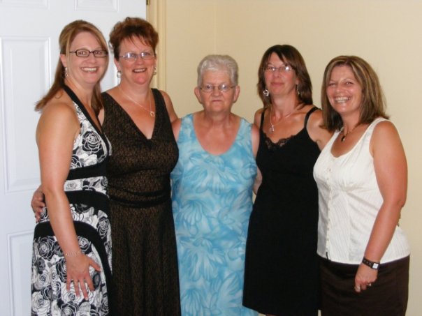 Une femme et ses quatre filles habillées pour une grande occasion