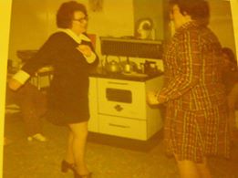 Deux femmes exécutent une danse de variété dans une cuisine