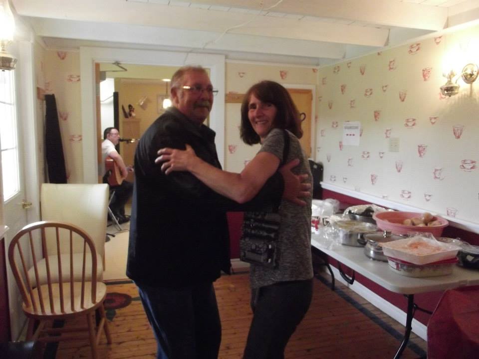 Un homme et une femme danse la valse dans un restaurant