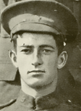 Portrait d’un soldat portant une casquette.