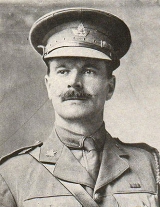 Portrait d’un soldat portant une casquette. Il a une moustache.