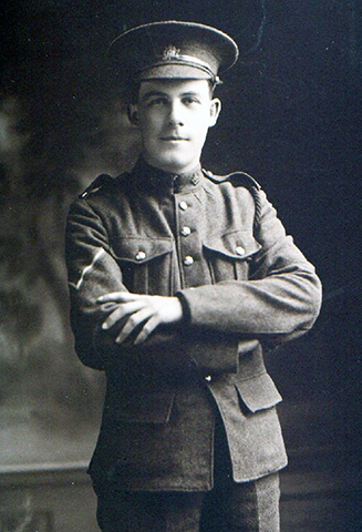 Un soldat portant une casquette, les mains sur sa poitrine.