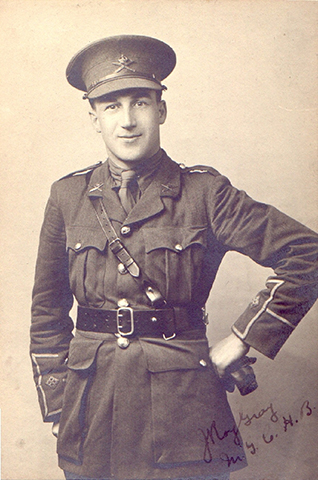 A soldier wearing a peak hat, with his left arm on his hip. Writtings in sepia, lower right corner.