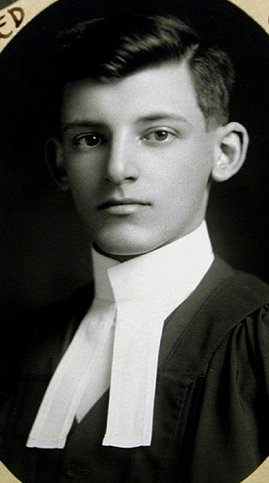 Portrait d’un jeune homme en robe de magistrat.