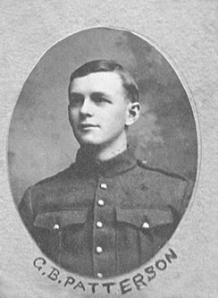 Portrait d’un soldat dans un cadre ovale, avec une phrase en bas, en dehors de la photo.
