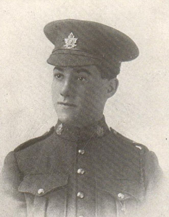 Portrait d’un soldat portant une casquette. Il a une moustache. On peut remarquer des poches poitrine, des boutons et des insignes de collet.