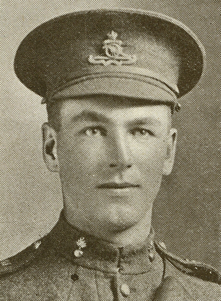 Portrait d’un soldat portant une casquette.